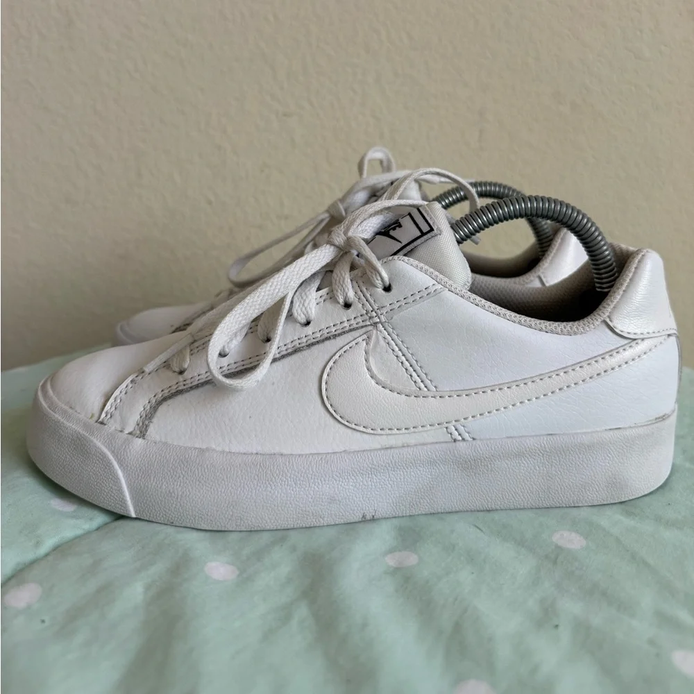 Nike Court Royale AC AO2810-102 White Sneakers Womens size 5.5